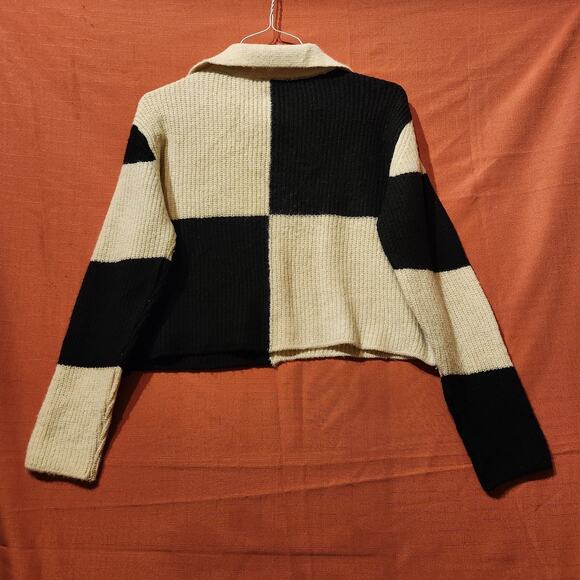 Nasty Gal Sz Medium Colorblock Black And White Crop Fuzzy Collared Sweater - Picture 2 of 7